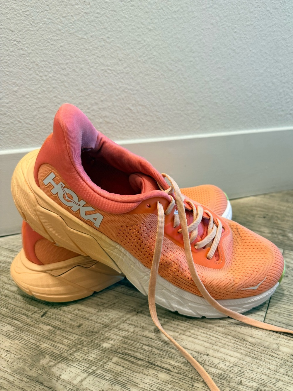 HOKA Arahi 7 Women’s Stability Running Shoes Coral Peach Size 8.5